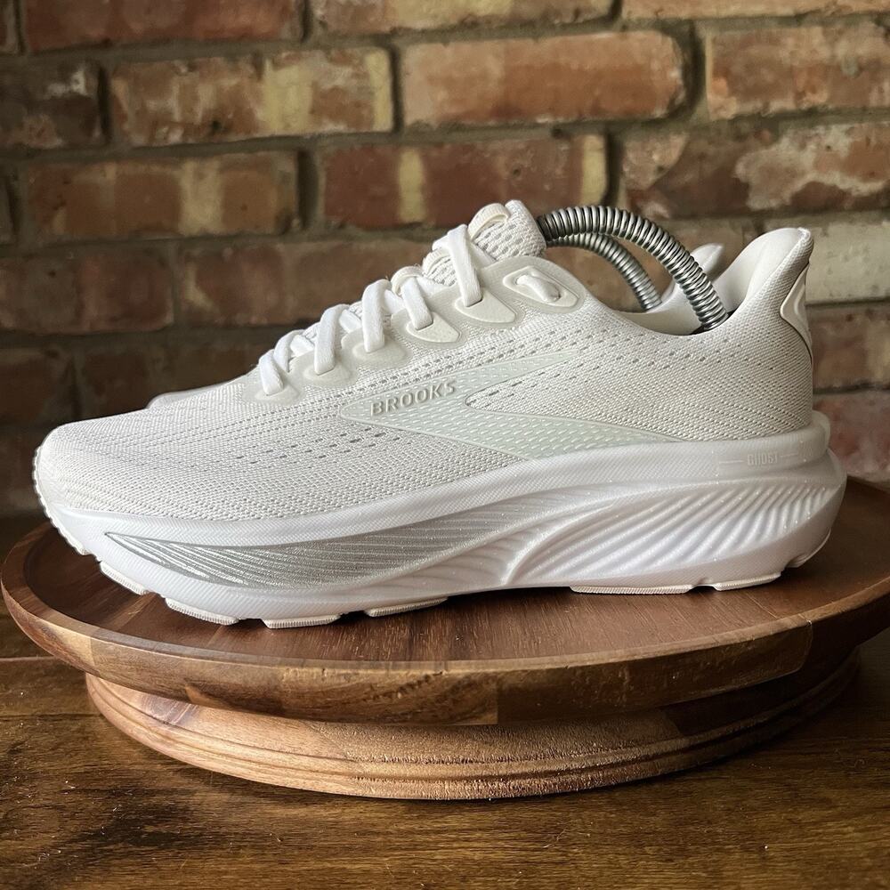 Brooks Ghost 17 Womens 6.5 Wide White Neutral Mid-Cushion Running Shoes Sneakers